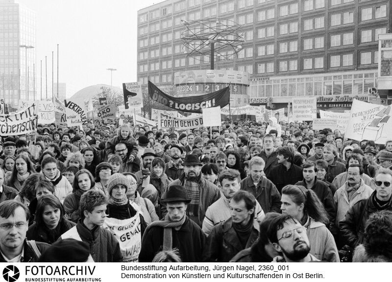 Zehntausende Bürger demonstrierten am 19.11.1989 in verschiedenen Städten der DDR. Dazu aufgerufen hatten Künstler und Kulturschaffende.<BR>Aufnahmedatum: 19.11.1989<BR>Material/Technik: Foto<BR>Signatur: 2360_001<BR>