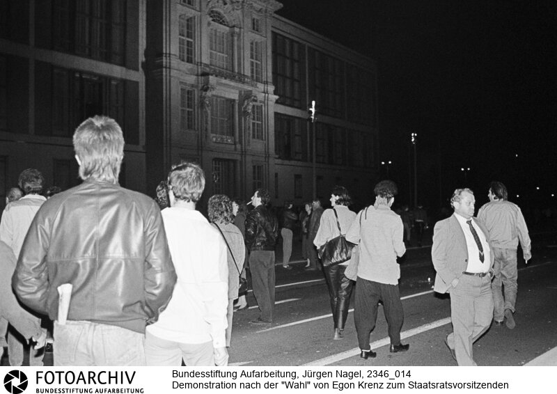 In Berlin demonstrierten circa 12000 Menschen gegen die Wahl von Egon Krenz zum Staatsratsvorsitzenden<BR>Aufnahmedatum: 24.10.1989<BR>Material/Technik: Foto<BR>Aufnahmeort: Berlin<BR>Signatur: 2346_014<BR>