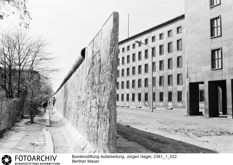 Berliner Mauer zwischen Wilhelmstraße und Potsdamer Platz<BR>Aufnahmedatum: 01.04.1990<BR>Material/Technik: Foto<BR>Aufnahmeort: Berlin<BR>Signatur: 2381_1_022<BR>