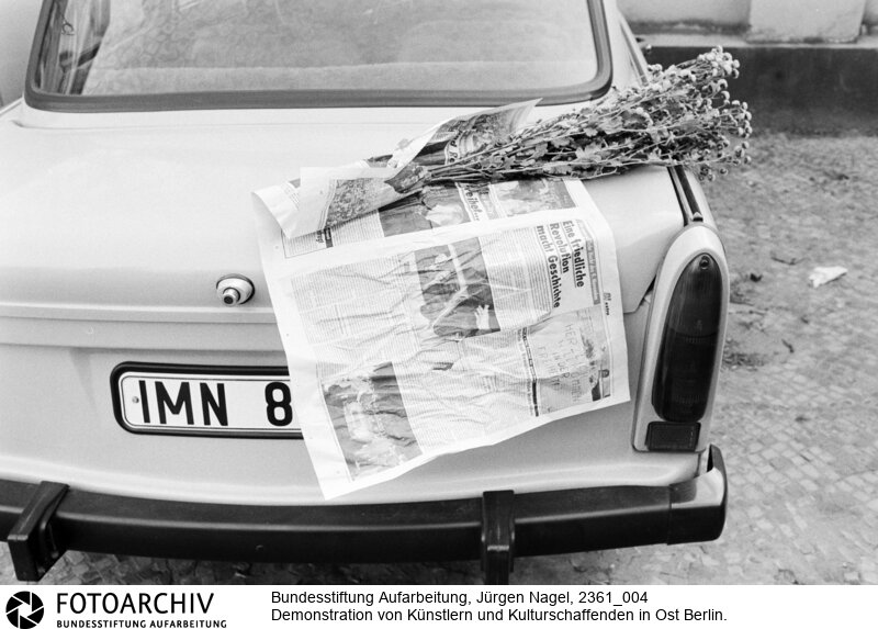 Zehntausende Bürger demonstrierten am 19.11.1989 in verschiedenen Städten der DDR. Dazu aufgerufen hatten Künstler und Kulturschaffende.<BR>Aufnahmedatum: 19.11.1989<BR>Material/Technik: Foto<BR>Signatur: 2361_004<BR>