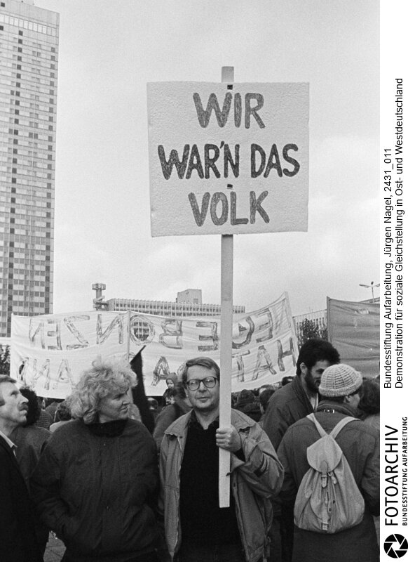Demonstration auf dem Alexanderplatz in Berlin<BR>Aufnahmedatum: 04.11.1990<BR>Material/Technik: Foto<BR>Aufnahmeort: Berlin<BR>Signatur: 2431_011<BR>