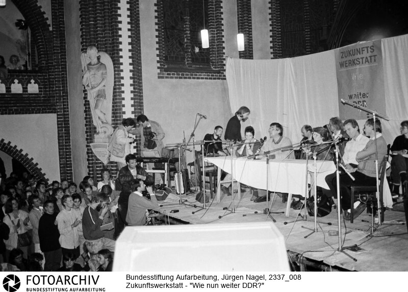 Zum 40. Jahrestag der Deutschen Demokratischen Republik (DDR) trafen sich in der Rummelsburger Erlöserkirche in Berlin Lichtenberg circa 2000 Menschen zu einer "Zukunftswerkstatt" unter dem Motto "Wie nun weiter DDR?" und Podiumsgesprächen mit Oppositionsgruppen.<BR>Aufnahmedatum: 06.10.1989<BR>Material/Technik: Foto<BR>Aufnahmeort: Berlin<BR>Signatur: 2337_008<BR>