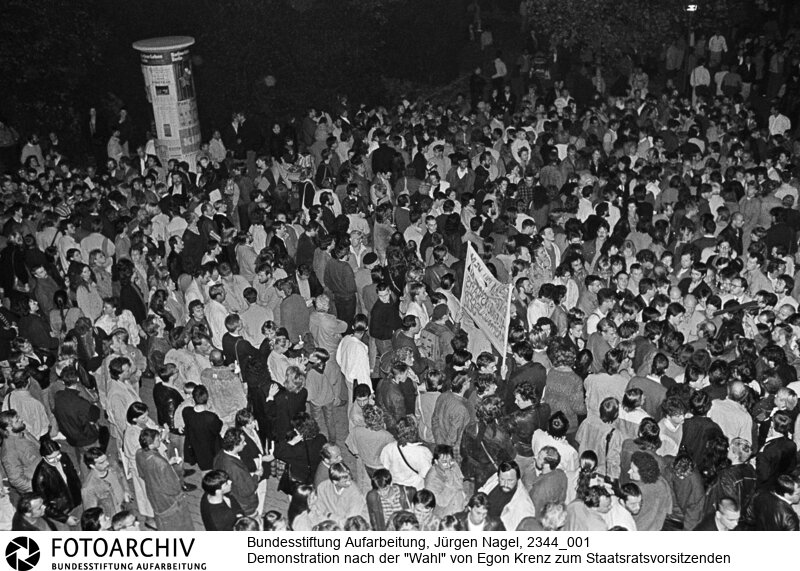 In Berlin demonstrierten circa 12000 Menschen gegen die Wahl von Egon Krenz zum Staatsratsvorsitzenden<BR>Aufnahmedatum: 24.10.1989<BR>Material/Technik: Foto<BR>Aufnahmeort: Berlin<BR>Signatur: 2344_001<BR>