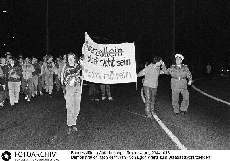 In Berlin demonstrierten circa 12000 Menschen gegen die Wahl von Egon Krenz zum Staatsratsvorsitzenden<BR>Aufnahmedatum: 24.10.1989<BR>Material/Technik: Foto<BR>Aufnahmeort: Berlin<BR>Signatur: 2344_013<BR>