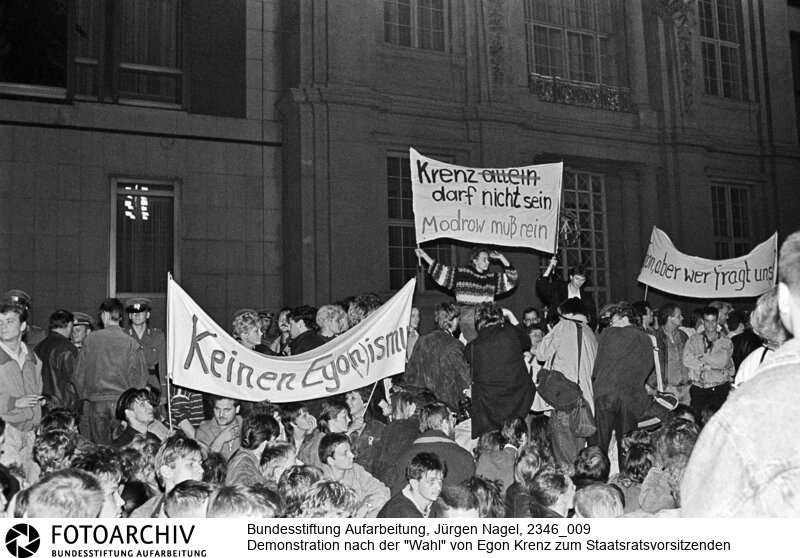 In Berlin demonstrierten circa 12000 Menschen gegen die Wahl von Egon Krenz zum Staatsratsvorsitzenden<BR>Aufnahmedatum: 24.10.1989<BR>Material/Technik: Foto<BR>Aufnahmeort: Berlin<BR>Signatur: 2346_009<BR>