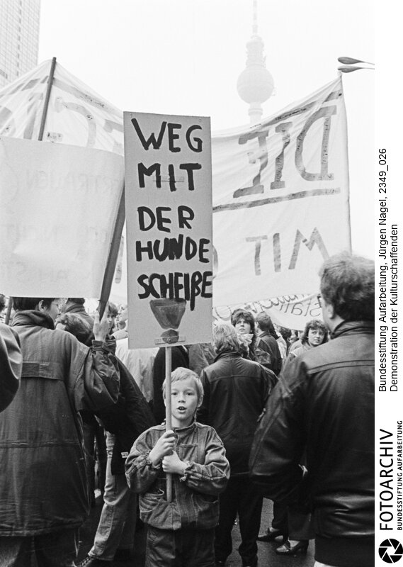 Demonstration der Kulturschaffenden in Berlin mit rund 500000 Teilnehmern<BR>Aufnahmedatum: 04.11.1989<BR>Material/Technik: Foto<BR>Aufnahmeort: Berlin<BR>Signatur: 2349_026<BR>