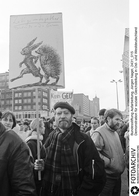 Demonstration auf dem Alexanderplatz in Berlin<BR>Aufnahmedatum: 04.11.1990<BR>Material/Technik: Foto<BR>Aufnahmeort: Berlin<BR>Signatur: 2431_015<BR>
