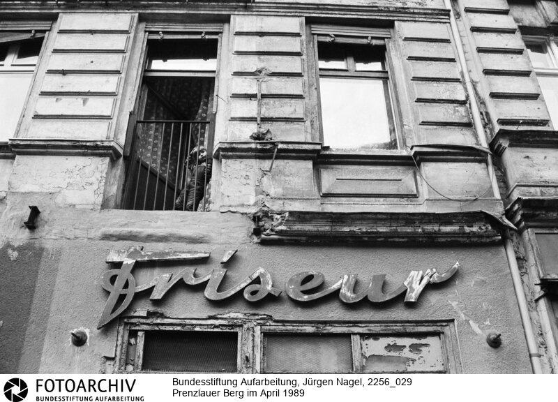 Alltagsgeschehen und Zerfall im Stadtteil Prenzlauer Berg im Bezirk Berlin Pankow mit teils stark beschädigten Häuserfassaden.<BR>Aufnahmedatum: 06.04.1989<BR>Material/Technik: Foto<BR>Aufnahmeort: Berlin<BR>Signatur: 2256_029<BR>