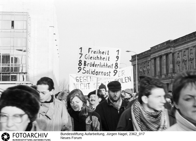 Demonstration des Neuen Forums in Berlin<BR>Aufnahmedatum: 10.12.1989<BR>Material/Technik: Foto<BR>Aufnahmeort: Berlin<BR>Signatur: 2362_017<BR>