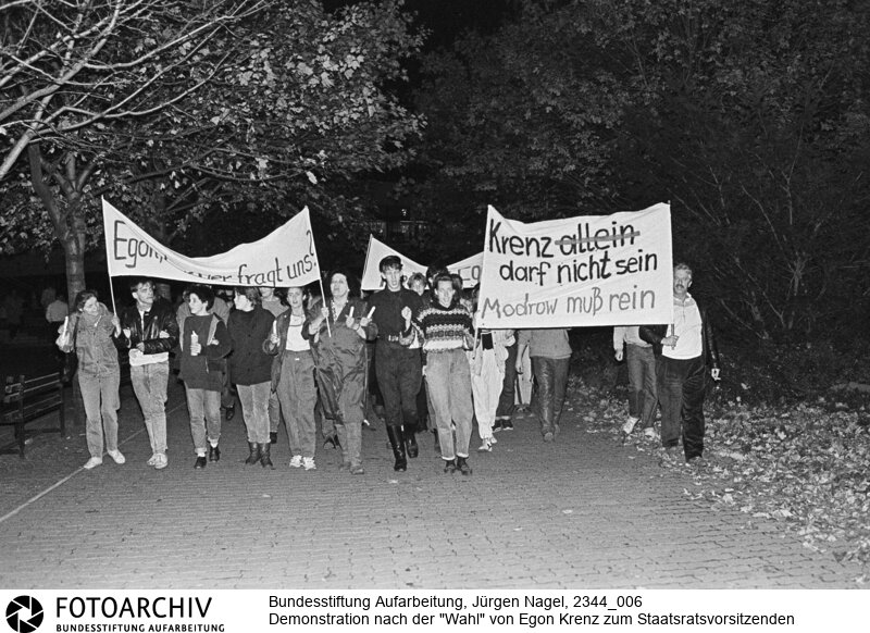 In Berlin demonstrierten circa 12000 Menschen gegen die Wahl von Egon Krenz zum Staatsratsvorsitzenden<BR>Aufnahmedatum: 24.10.1989<BR>Material/Technik: Foto<BR>Aufnahmeort: Berlin<BR>Signatur: 2344_006<BR>