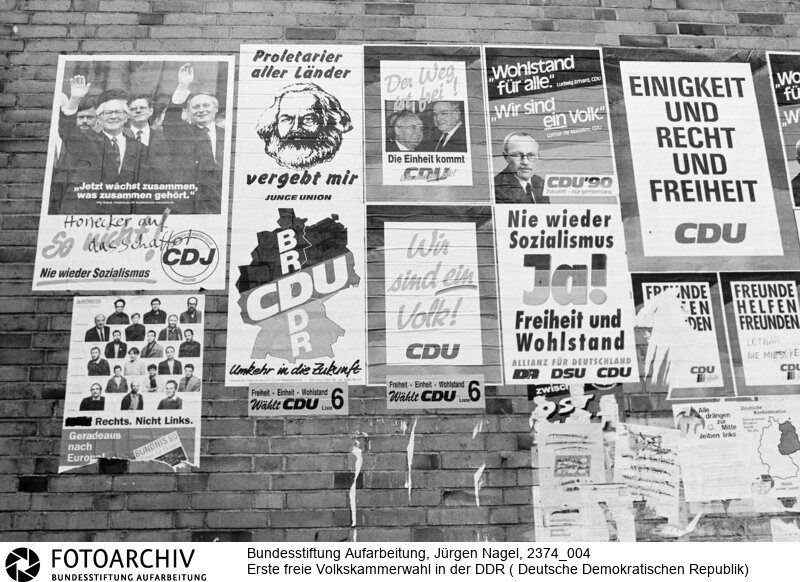 Wahlplakate in Dahlwitz-Hoppegarten<BR>Aufnahmedatum: 17.03.1990<BR>Material/Technik: Foto<BR>Signatur: 2374_004<BR>