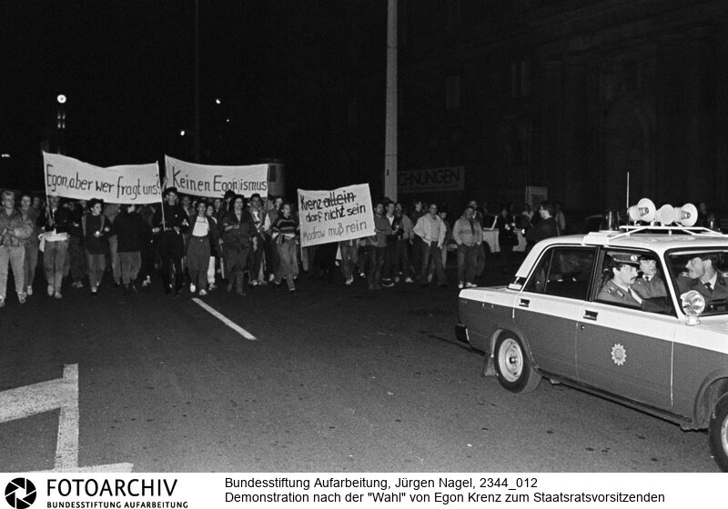 In Berlin demonstrierten circa 12000 Menschen gegen die Wahl von Egon Krenz zum Staatsratsvorsitzenden<BR>Aufnahmedatum: 24.10.1989<BR>Material/Technik: Foto<BR>Aufnahmeort: Berlin<BR>Signatur: 2344_012<BR>