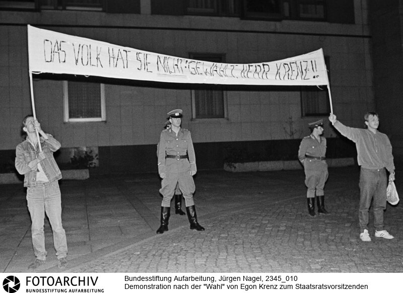 In Berlin demonstrierten circa 12000 Menschen gegen die Wahl von Egon Krenz zum Staatsratsvorsitzenden<BR>Aufnahmedatum: 24.10.1989<BR>Material/Technik: Foto<BR>Aufnahmeort: Berlin<BR>Signatur: 2345_010<BR>