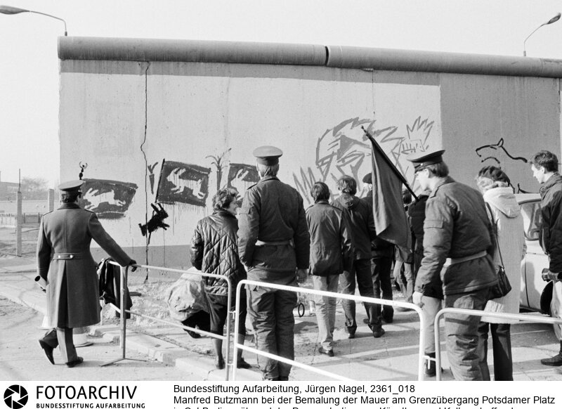 1. Aktion zur Bemalung der Berliner Mauer auf östlicher Seite (nach einem Aufruf des Berliner Grafikers Manfred Butzmann).
19.11.1989 - Potsdamer Platz<BR>Aufnahmedatum: 19.11.1989<BR>Material/Technik: Foto<BR>Aufnahmeort: Berlin<BR>Signatur: 2361_018<BR>