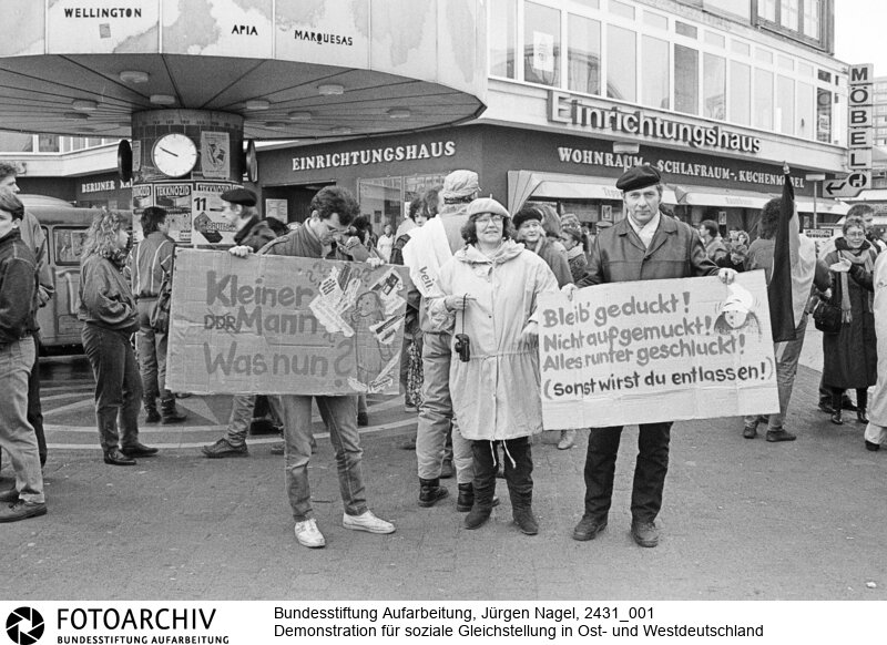 Demonstration auf dem Alexanderplatz in Berlin<BR>Aufnahmedatum: 04.11.1990<BR>Material/Technik: Foto<BR>Aufnahmeort: Berlin<BR>Signatur: 2431_001<BR>