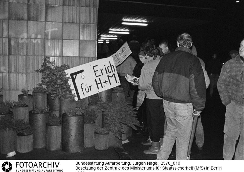 Tausende Menschen versammelten sich am 15.01.1990 vor der Zentrale des Ministeriums für Staatssicherheit (MfS) in Berlin Lichtenberg. Sie folgten damit dem Aufruf der Bürgerbewegung "Neues Forum". <BR>Aufnahmedatum: 15.01.1990<BR>Material/Technik: Foto<BR>Aufnahmeort: Berlin<BR>Signatur: 2370_010<BR>