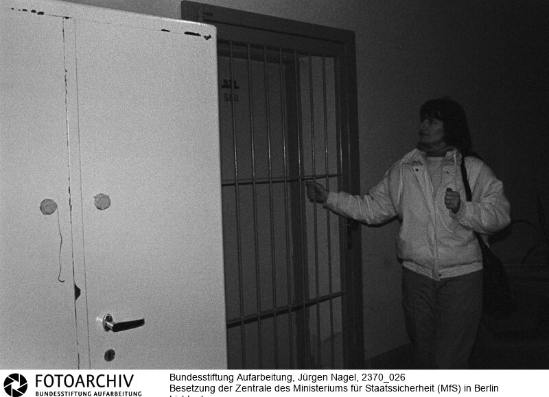 Tausende Menschen versammelten sich am 15.01.1990 vor der Zentrale des Ministeriums für Staatssicherheit (MfS) in Berlin Lichtenberg. Sie folgten damit dem Aufruf der Bürgerbewegung "Neues Forum". <BR>Aufnahmedatum: 15.01.1990<BR>Material/Technik: Foto<BR>Aufnahmeort: Berlin<BR>Signatur: 2370_026<BR>