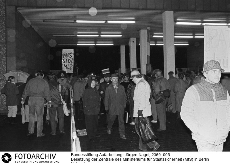 Tausende Menschen versammelten sich am 15.01.1990 vor der Zentrale des Ministeriums für Staatssicherheit (MfS) in Berlin Lichtenberg. Sie folgten damit dem Aufruf der Bürgerbewegung "Neues Forum". <BR>Aufnahmedatum: 15.01.1990<BR>Material/Technik: Foto<BR>Aufnahmeort: Berlin<BR>Signatur: 2369_005<BR>