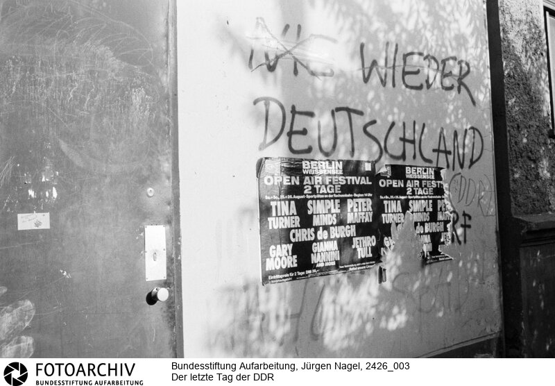 Der letzte Tag der Deutschen Demokratischen Republik (DDR) in Berlin.<BR>Aufnahmedatum: 02.10.1990<BR>Material/Technik: Foto<BR>Aufnahmeort: Berlin<BR>Signatur: 2426_003<BR>