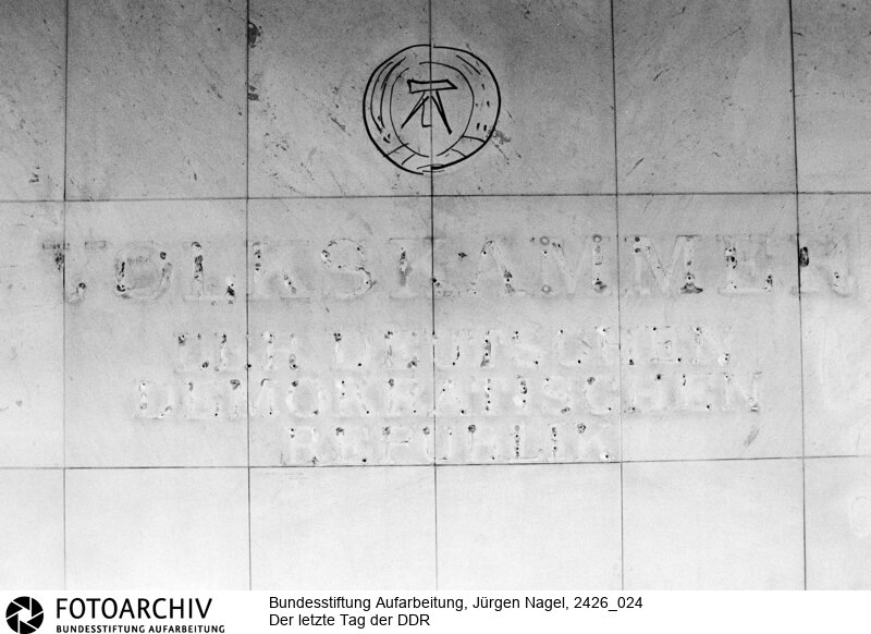 Der letzte Tag der Deutschen Demokratischen Republik (DDR) in Berlin.<BR>Aufnahmedatum: 02.10.1990<BR>Material/Technik: Foto<BR>Aufnahmeort: Berlin<BR>Signatur: 2426_024<BR>