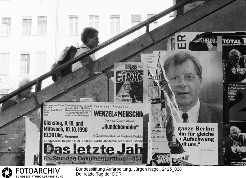 Der letzte Tag der Deutschen Demokratischen Republik (DDR) in Berlin.<BR>Aufnahmedatum: 02.10.1990<BR>Material/Technik: Foto<BR>Aufnahmeort: Berlin<BR>Signatur: 2425_028<BR>