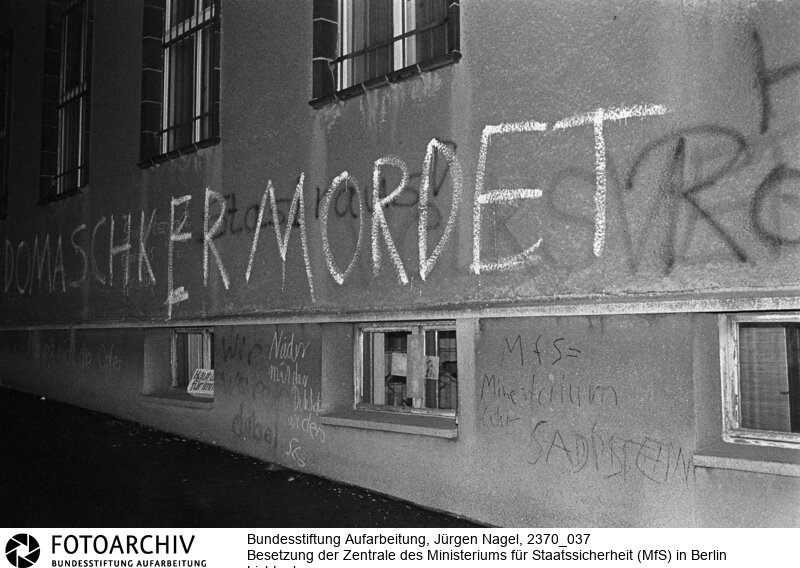 Tausende Menschen versammelten sich am 15.01.1990 vor der Zentrale des Ministeriums für Staatssicherheit (MfS) in Berlin Lichtenberg. Sie folgten damit dem Aufruf der Bürgerbewegung "Neues Forum". <BR>Aufnahmedatum: 15.01.1990<BR>Material/Technik: Foto<BR>Aufnahmeort: Berlin<BR>Signatur: 2370_037<BR>