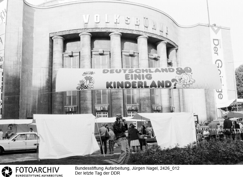 Der letzte Tag der Deutschen Demokratischen Republik (DDR) in Berlin.<BR>Aufnahmedatum: 02.10.1990<BR>Material/Technik: Foto<BR>Aufnahmeort: Berlin<BR>Signatur: 2426_012<BR>