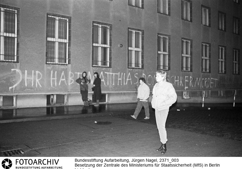Tausende Menschen versammelten sich am 15.01.1990 vor der Zentrale des Ministeriums für Staatssicherheit (MfS) in Berlin Lichtenberg. Sie folgten damit dem Aufruf der Bürgerbewegung "Neues Forum". <BR>Aufnahmedatum: 15.01.1990<BR>Material/Technik: Foto<BR>Aufnahmeort: Berlin<BR>Signatur: 2371_003<BR>