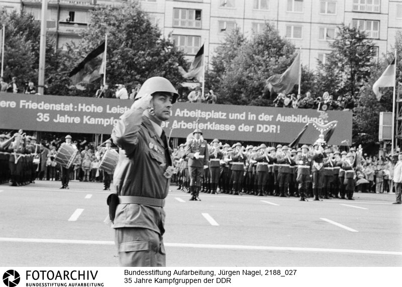 35 Jahre Kampfgruppen, Berlin 24.09.1988<BR>Aufnahmedatum: 24.09.1988<BR>Material/Technik: Foto<BR>Aufnahmeort: (Ost-) Berlin / DDR<BR>Signatur: 2188_027<BR>
