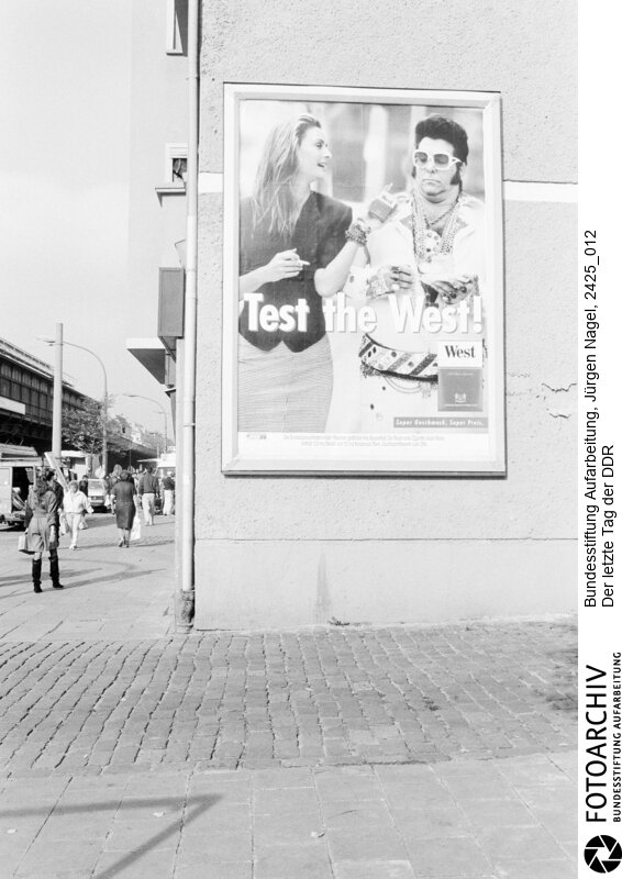 Der letzte Tag der Deutschen Demokratischen Republik (DDR) in Berlin.<BR>Aufnahmedatum: 02.10.1990<BR>Material/Technik: Foto<BR>Aufnahmeort: Berlin<BR>Signatur: 2425_012<BR>