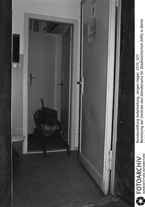 Tausende Menschen versammelten sich am 15.01.1990 vor der Zentrale des Ministeriums für Staatssicherheit (MfS) in Berlin Lichtenberg. Sie folgten damit dem Aufruf der Bürgerbewegung "Neues Forum". <BR>Aufnahmedatum: 15.01.1990<BR>Material/Technik: Foto<BR>Aufnahmeort: Berlin<BR>Signatur: 2370_027<BR>