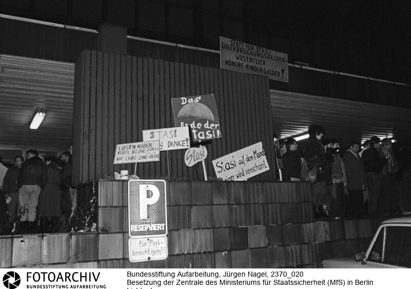 Tausende Menschen versammelten sich am 15.01.1990 vor der Zentrale des Ministeriums für Staatssicherheit (MfS) in Berlin Lichtenberg. Sie folgten damit dem Aufruf der Bürgerbewegung "Neues Forum". <BR>Aufnahmedatum: 15.01.1990<BR>Material/Technik: Foto<BR>Aufnahmeort: Berlin<BR>Signatur: 2370_020<BR>
