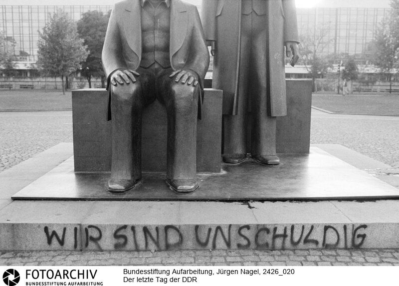 Der letzte Tag der Deutschen Demokratischen Republik (DDR) in Berlin.<BR>Aufnahmedatum: 02.10.1990<BR>Material/Technik: Foto<BR>Aufnahmeort: Berlin<BR>Signatur: 2426_020<BR>