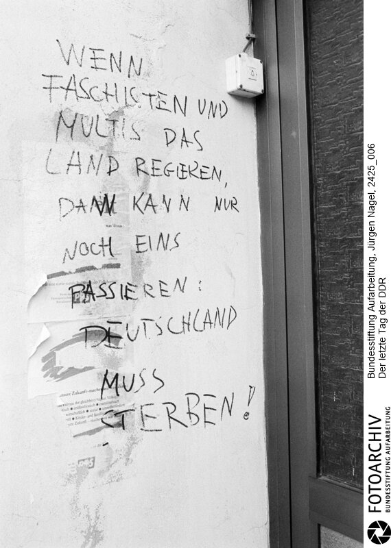 Der letzte Tag der Deutschen Demokratischen Republik (DDR) in Berlin.<BR>Aufnahmedatum: 02.10.1990<BR>Material/Technik: Foto<BR>Aufnahmeort: Berlin<BR>Signatur: 2425_006<BR>