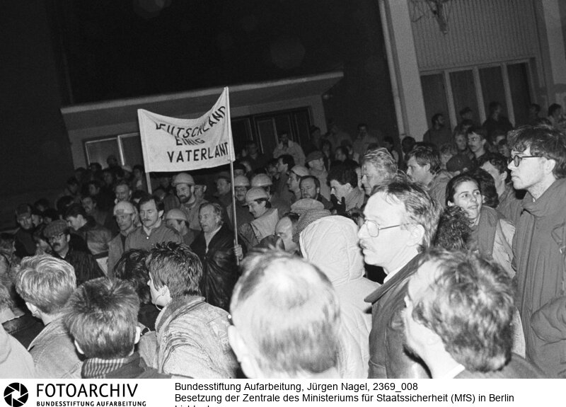 Tausende Menschen versammelten sich am 15.01.1990 vor der Zentrale des Ministeriums für Staatssicherheit (MfS) in Berlin Lichtenberg. Sie folgten damit dem Aufruf der Bürgerbewegung "Neues Forum". <BR>Aufnahmedatum: 15.01.1990<BR>Material/Technik: Foto<BR>Aufnahmeort: Berlin<BR>Signatur: 2369_008<BR>