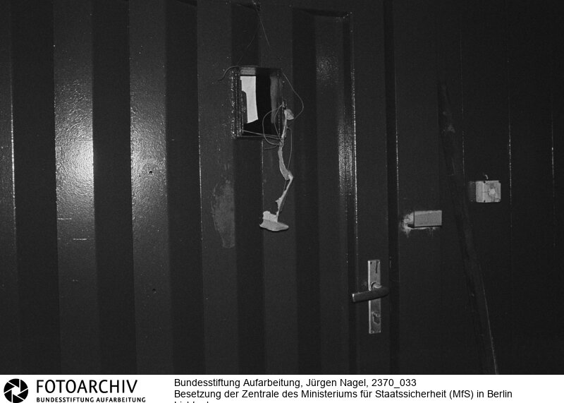 Tausende Menschen versammelten sich am 15.01.1990 vor der Zentrale des Ministeriums für Staatssicherheit (MfS) in Berlin Lichtenberg. Sie folgten damit dem Aufruf der Bürgerbewegung "Neues Forum". <BR>Aufnahmedatum: 15.01.1990<BR>Material/Technik: Foto<BR>Aufnahmeort: Berlin<BR>Signatur: 2370_033<BR>