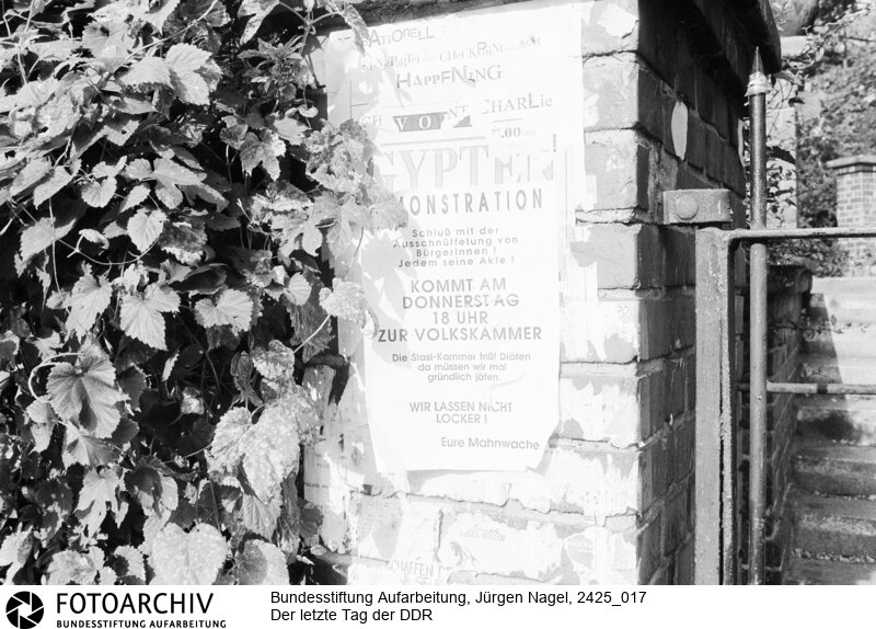 Der letzte Tag der Deutschen Demokratischen Republik (DDR) in Berlin.<BR>Aufnahmedatum: 02.10.1990<BR>Material/Technik: Foto<BR>Aufnahmeort: Berlin<BR>Signatur: 2425_017<BR>