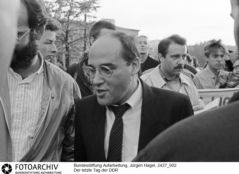 Der letzte Tag der Deutschen Demokratischen Republik (DDR) in Berlin.<BR>Aufnahmedatum: 02.10.1990<BR>Material/Technik: Foto<BR>Aufnahmeort: Berlin<BR>Signatur: 2427_002<BR>