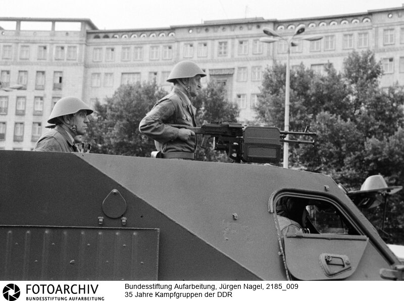 35 Jahre Kampfgruppen, Berlin 24.09.1988<BR>Aufnahmedatum: 24.09.1988<BR>Material/Technik: Foto<BR>Aufnahmeort: (Ost-) Berlin / DDR<BR>Signatur: 2185_009<BR>