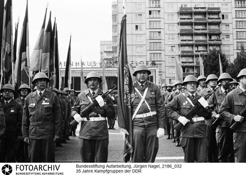 35 Jahre Kampfgruppen, Berlin 24.09.1988<BR>Aufnahmedatum: 24.09.1988<BR>Material/Technik: Foto<BR>Aufnahmeort: (Ost-) Berlin / DDR<BR>Signatur: 2186_032<BR>