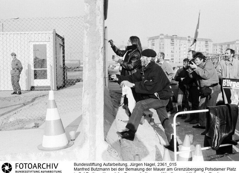 1. Aktion zur Bemalung der Berliner Mauer auf östlicher Seite (nach einem Aufruf des Berliner Grafikers Manfred Butzmann).
19.11.1989 - Potsdamer Platz<BR>Aufnahmedatum: 19.11.1989<BR>Material/Technik: Foto<BR>Aufnahmeort: Berlin<BR>Signatur: 2361_015<BR>