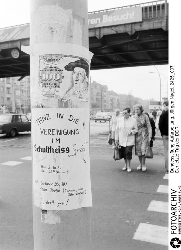Der letzte Tag der Deutschen Demokratischen Republik (DDR) in Berlin.<BR>Aufnahmedatum: 02.10.1990<BR>Material/Technik: Foto<BR>Aufnahmeort: Berlin<BR>Signatur: 2425_007<BR>