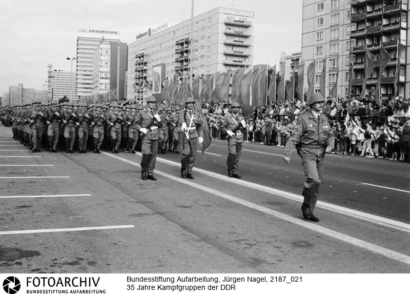 35 Jahre Kampfgruppen, Berlin 24.09.1988<BR>Aufnahmedatum: 24.09.1988<BR>Material/Technik: Foto<BR>Aufnahmeort: (Ost-) Berlin / DDR<BR>Signatur: 2187_021<BR>