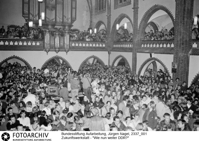 Zum 40. Jahrestag der Deutschen Demokratischen Republik (DDR) trafen sich in der Rummelsburger Erlöserkirche in Berlin Lichtenberg circa 2000 Menschen zu einer "Zukunftswerkstatt" unter dem Motto "Wie nun weiter DDR?" und Podiumsgesprächen mit Oppositionsgruppen.<BR>Aufnahmedatum: 06.10.1989<BR>Material/Technik: Foto<BR>Aufnahmeort: Berlin<BR>Signatur: 2337_001<BR>
