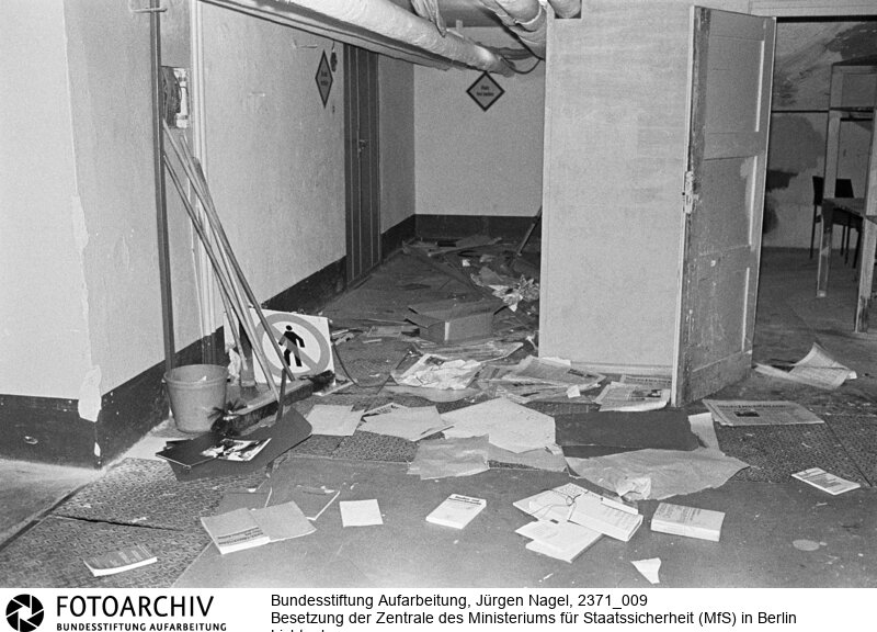 Tausende Menschen versammelten sich am 15.01.1990 vor der Zentrale des Ministeriums für Staatssicherheit (MfS) in Berlin Lichtenberg. Sie folgten damit dem Aufruf der Bürgerbewegung "Neues Forum". <BR>Aufnahmedatum: 15.01.1990<BR>Material/Technik: Foto<BR>Aufnahmeort: Berlin<BR>Signatur: 2371_009<BR>