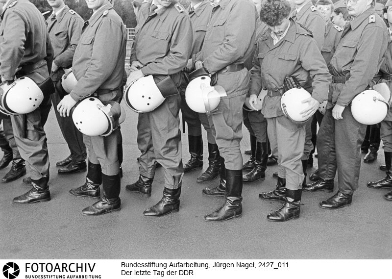Der letzte Tag der Deutschen Demokratischen Republik (DDR) in Berlin.<BR>Aufnahmedatum: 02.10.1990<BR>Material/Technik: Foto<BR>Aufnahmeort: Berlin<BR>Signatur: 2427_011<BR>