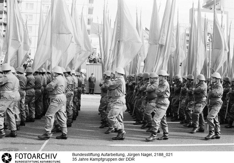 35 Jahre Kampfgruppen, Berlin 24.09.1988<BR>Aufnahmedatum: 24.09.1988<BR>Material/Technik: Foto<BR>Aufnahmeort: (Ost-) Berlin / DDR<BR>Signatur: 2188_021<BR>
