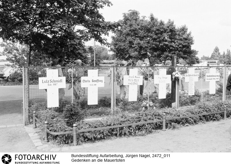 Kreuze zu Ehren der Mauertoten an einem Zaun in der Nähe des Brandenburger Tor in Berlin<BR>Aufnahmedatum: 13.08.1991<BR>Material/Technik: Foto<BR>Aufnahmeort: Berlin<BR>Signatur: 2472_011<BR>
