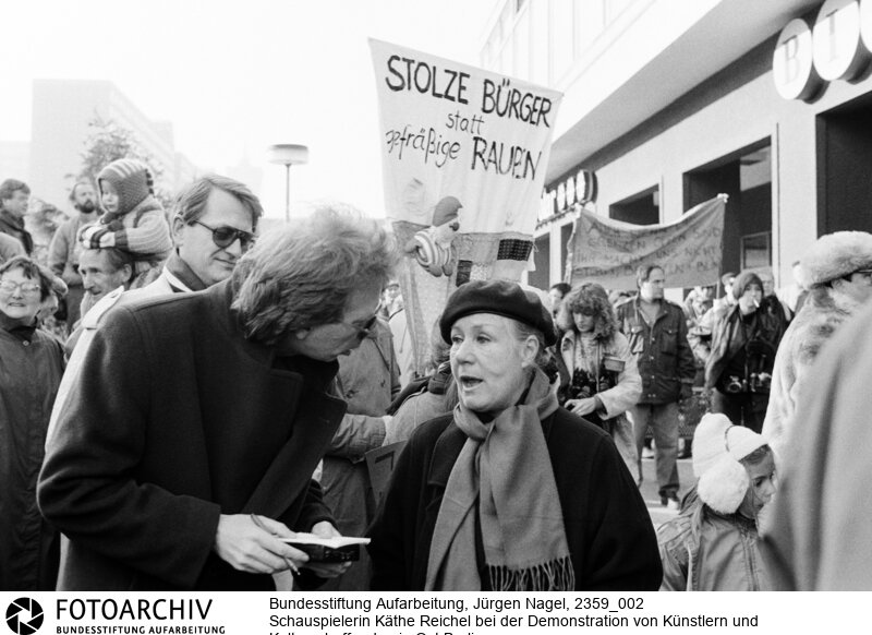 Zehntausende Bürger demonstrierten am 19.11.1989 in verschiedenen Städten der DDR. Dazu aufgerufen hatten Künstler und Kulturschaffende.<BR>Aufnahmedatum: 19.11.1989<BR>Material/Technik: Foto<BR>Signatur: 2359_002<BR>
