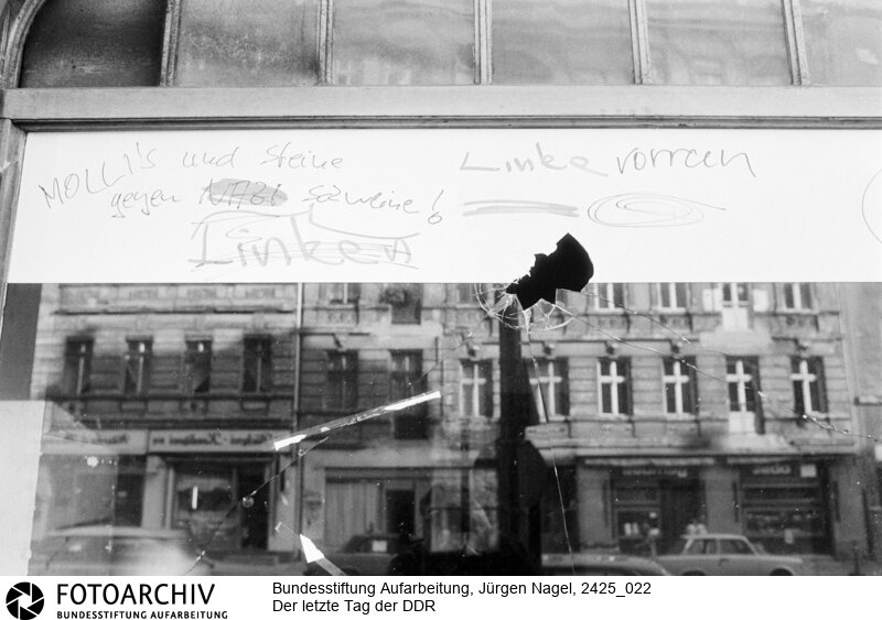 Der letzte Tag der Deutschen Demokratischen Republik (DDR) in Berlin.<BR>Aufnahmedatum: 02.10.1990<BR>Material/Technik: Foto<BR>Aufnahmeort: Berlin<BR>Signatur: 2425_022<BR>